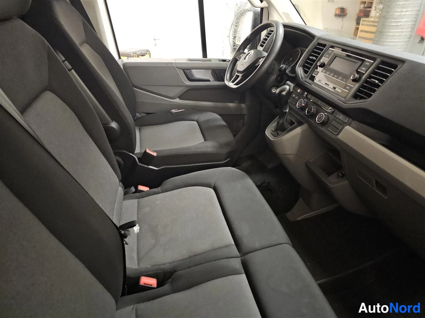 Valkoinen Volkswagen Crafter 2020, ohjaamo, kuva 6