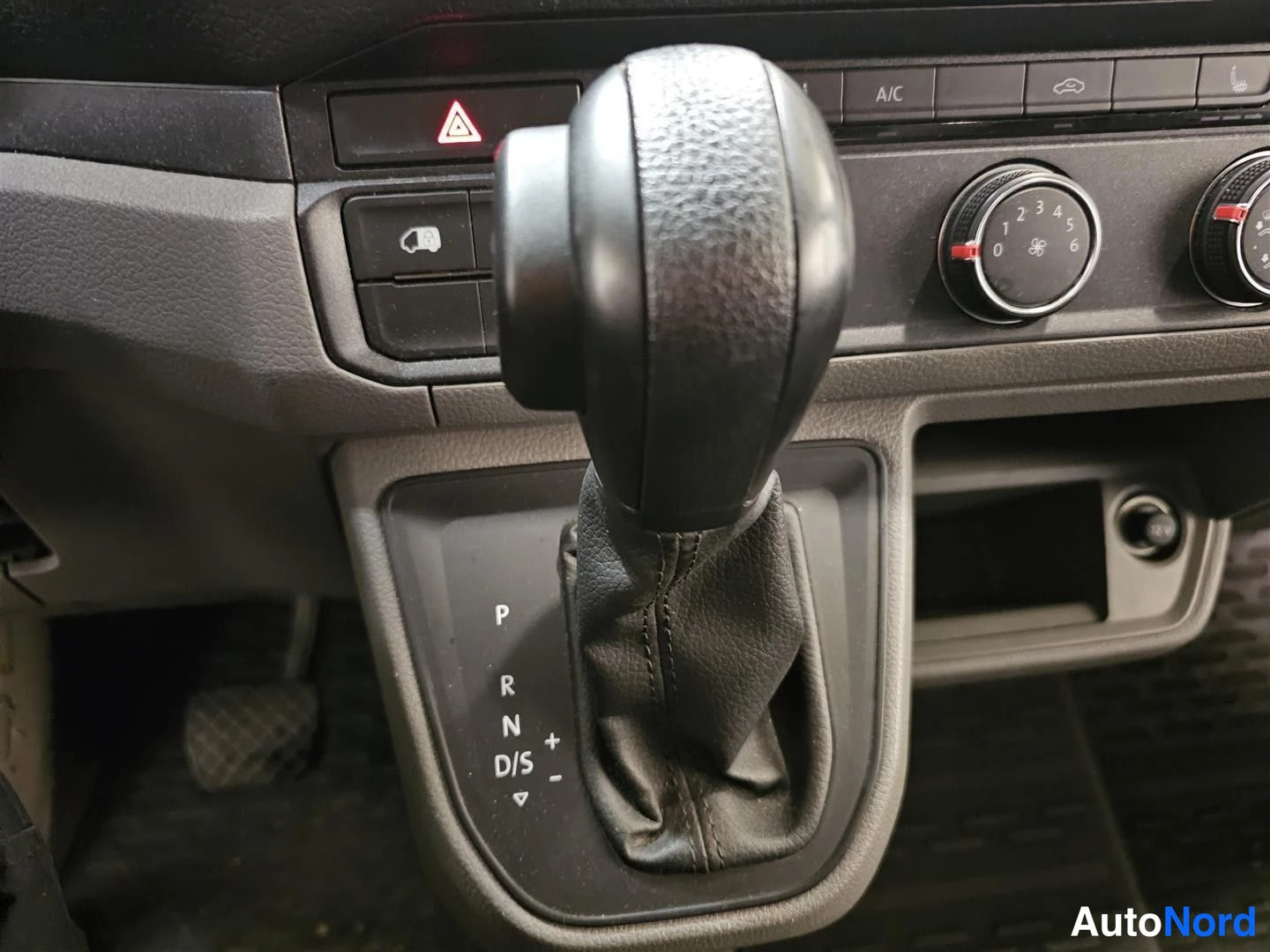 Valkoinen Volkswagen Crafter 2020, yksityiskohta, kuva 11