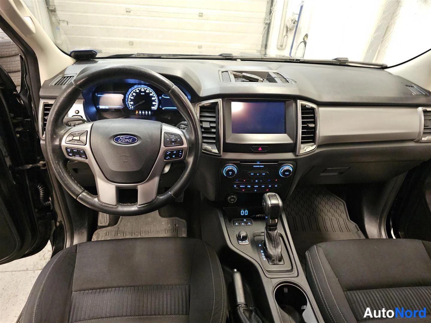 Musta Ford Ranger 2020, ohjaamo, kuva 9