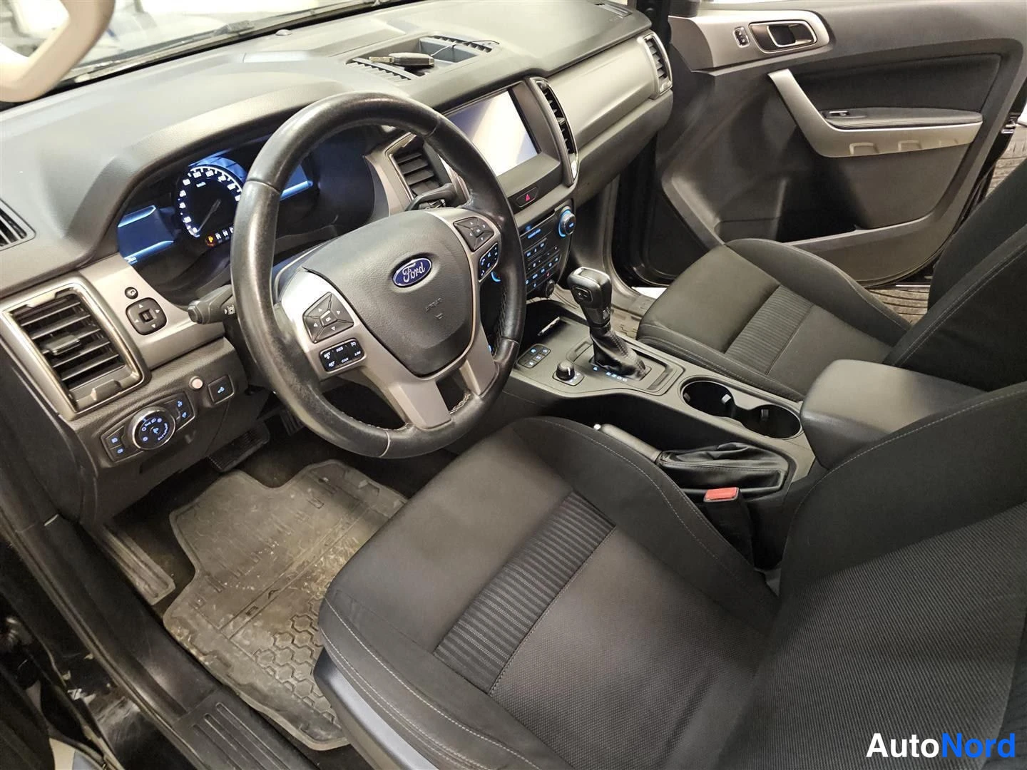 Musta Ford Ranger 2020, ohjaamo, kuva 10