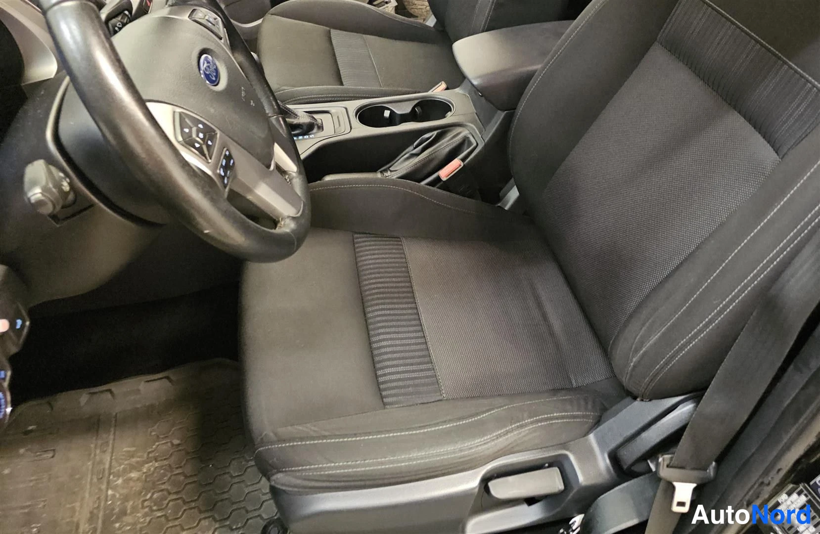 Musta Ford Ranger 2020, etuistuimet, kuva 13