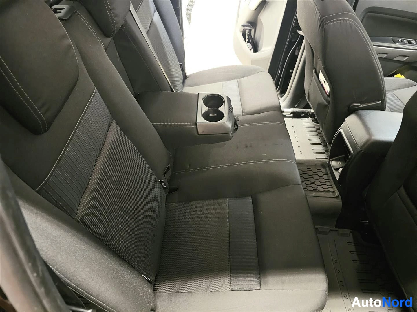 Musta Ford Ranger 2020, takaistuimet, kuva 14