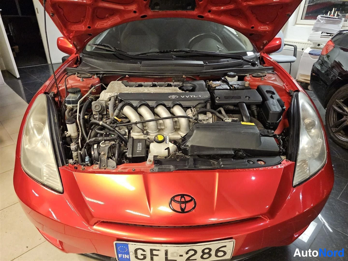 Punainen Toyota Celica 2003, moottoritila, kuva 14