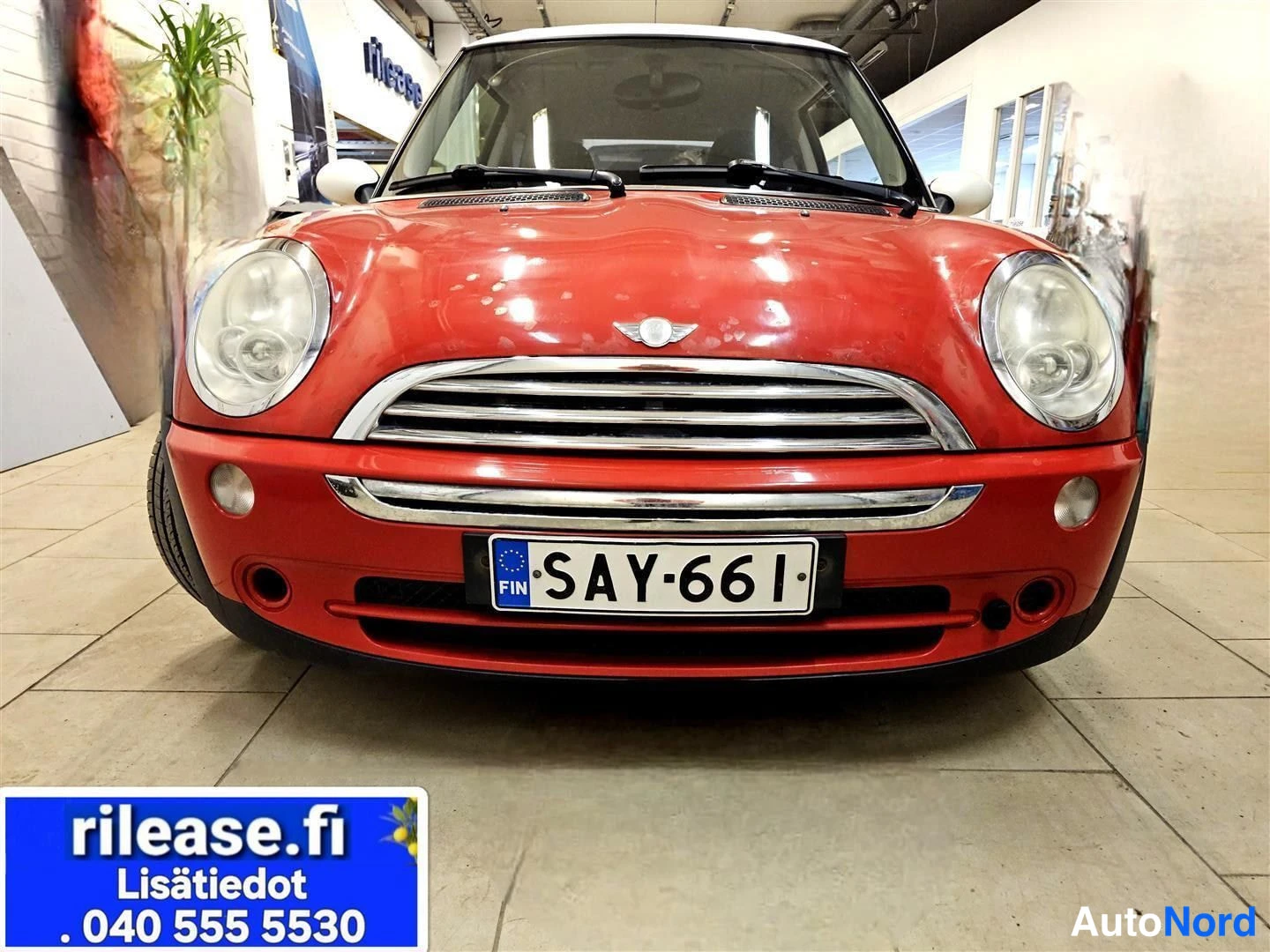 Punainen Mini Cooper 2006, edestä, kuva 5