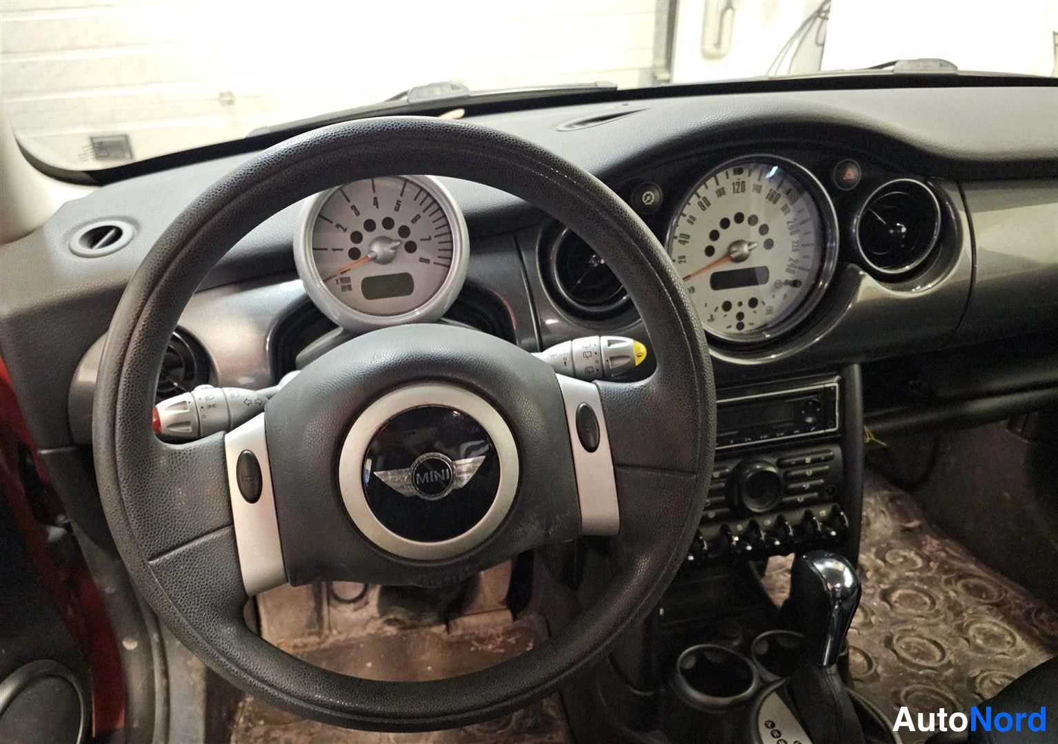 Punainen Mini Cooper 2006, ohjaamo, kuva 8
