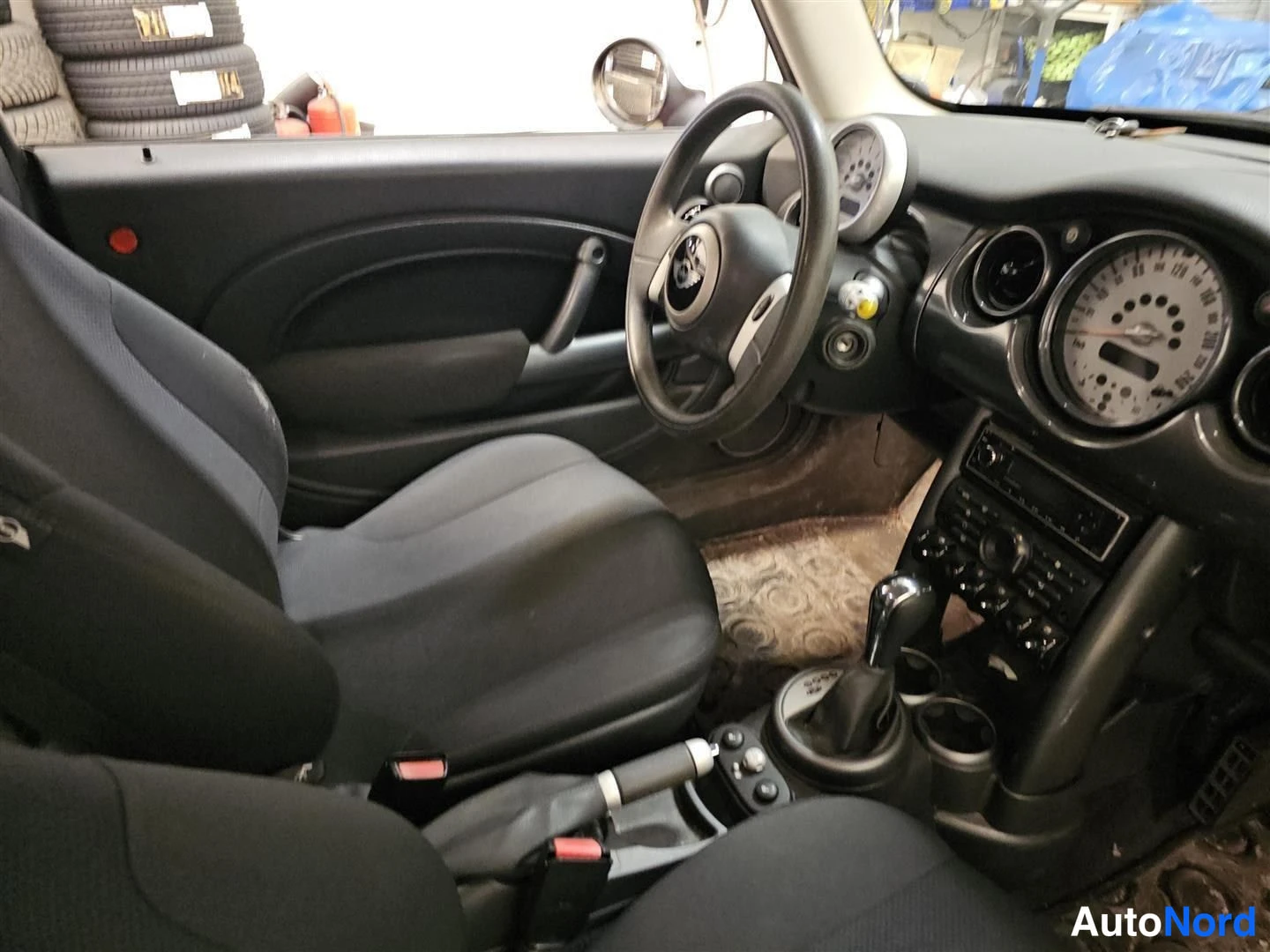 Punainen Mini Cooper 2006, ohjaamo, kuva 9