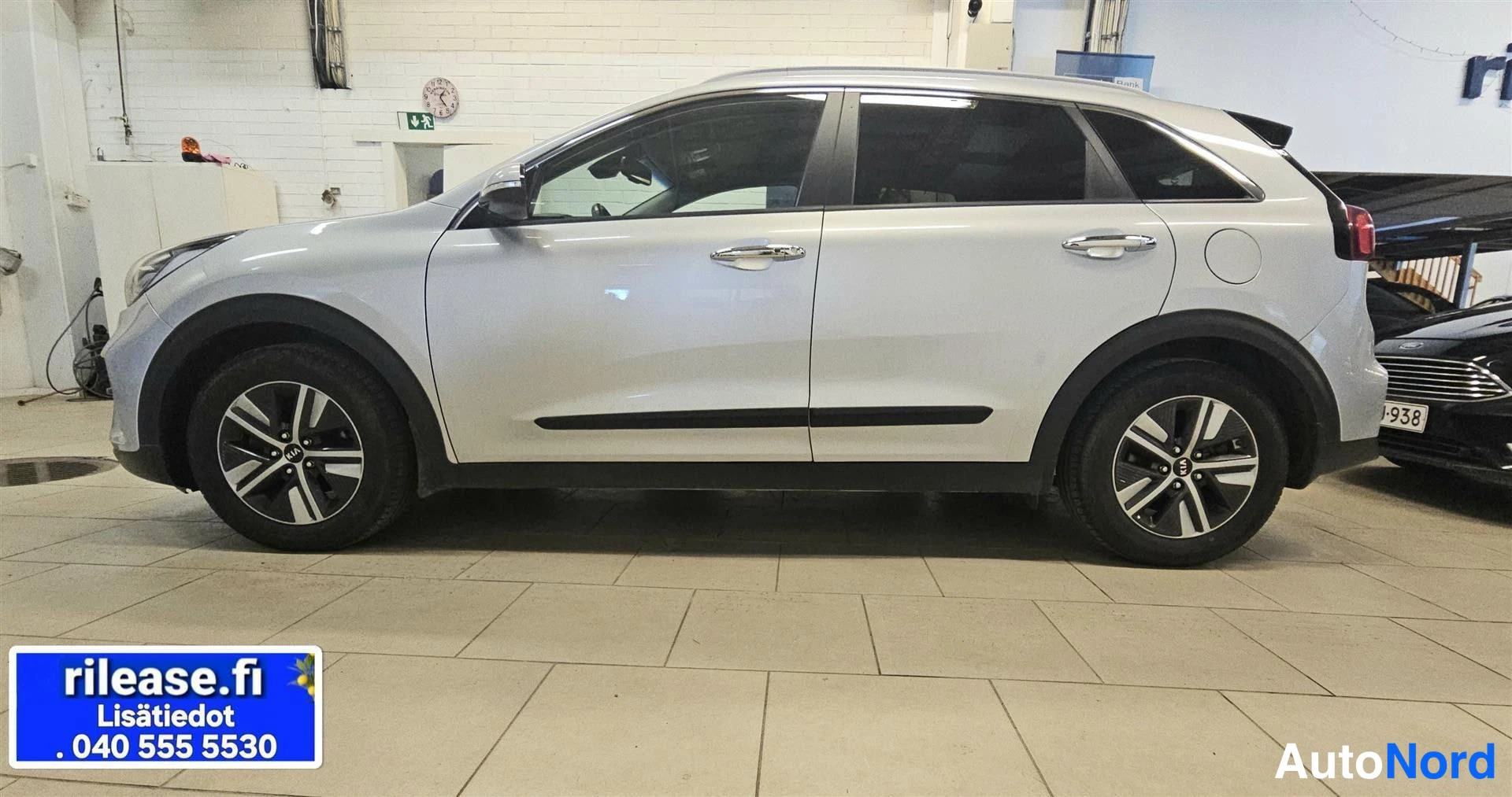 Valkoinen Kia Niro 2021, sivulta, kuva 4