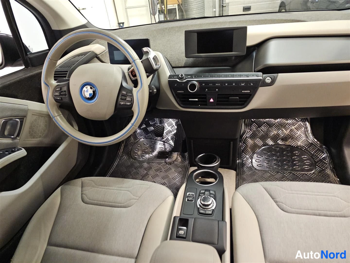Harmaa BMW i3 2015, ohjaamo, kuva 10