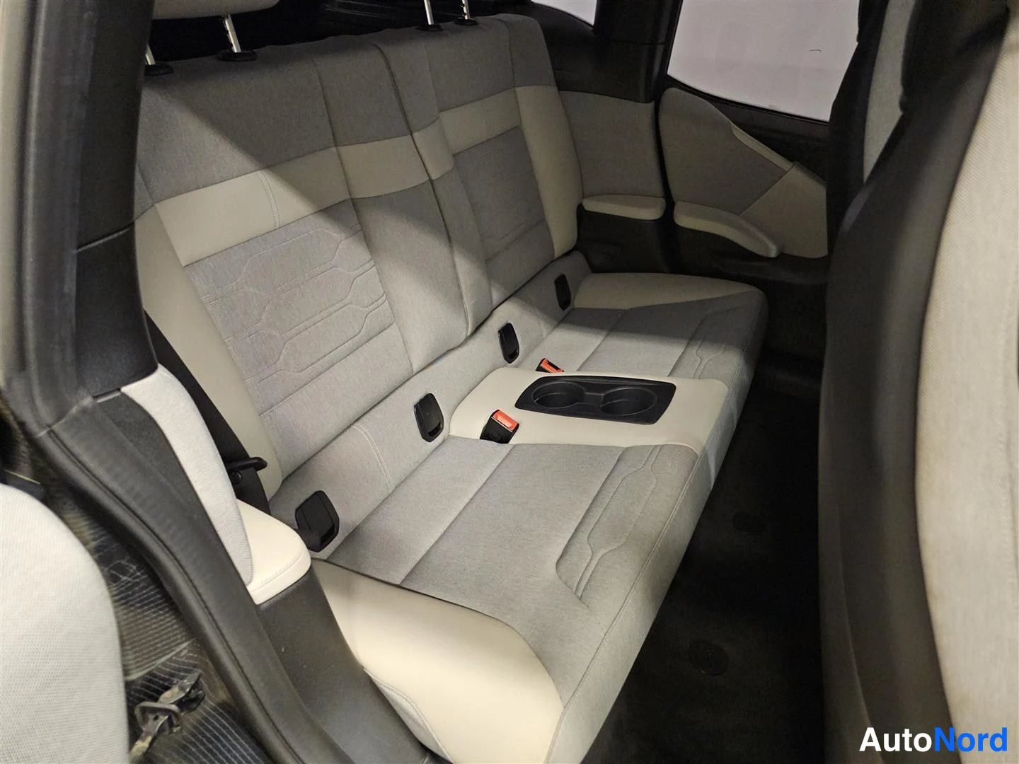 Harmaa BMW i3 2015, takaistuimet, kuva 12