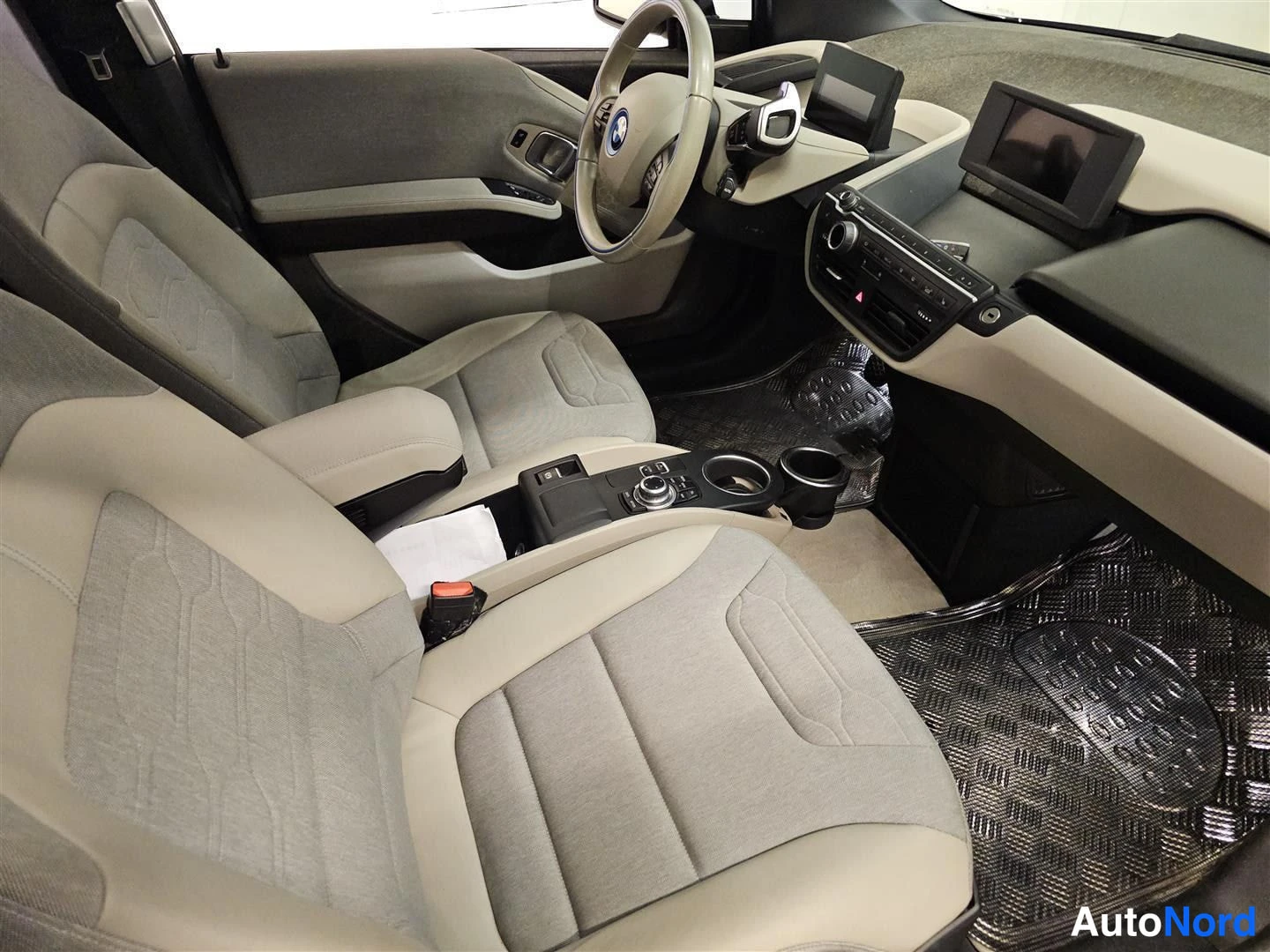 Harmaa BMW i3 2015, ohjaamo, kuva 11