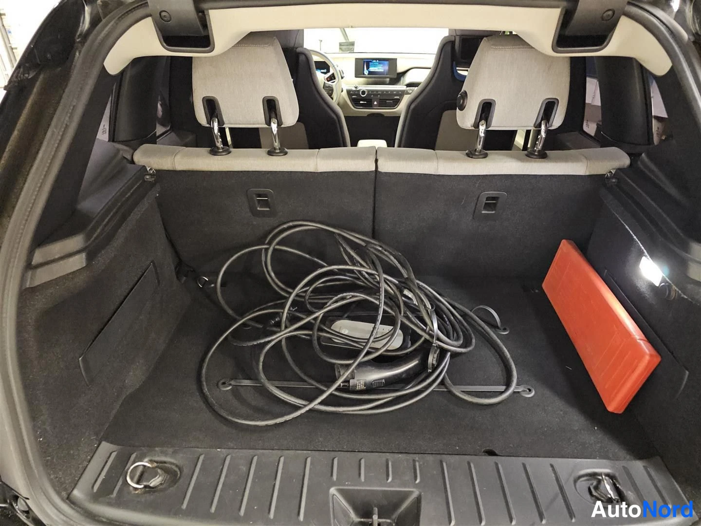 Harmaa BMW i3 2015, tavaratila, kuva 13