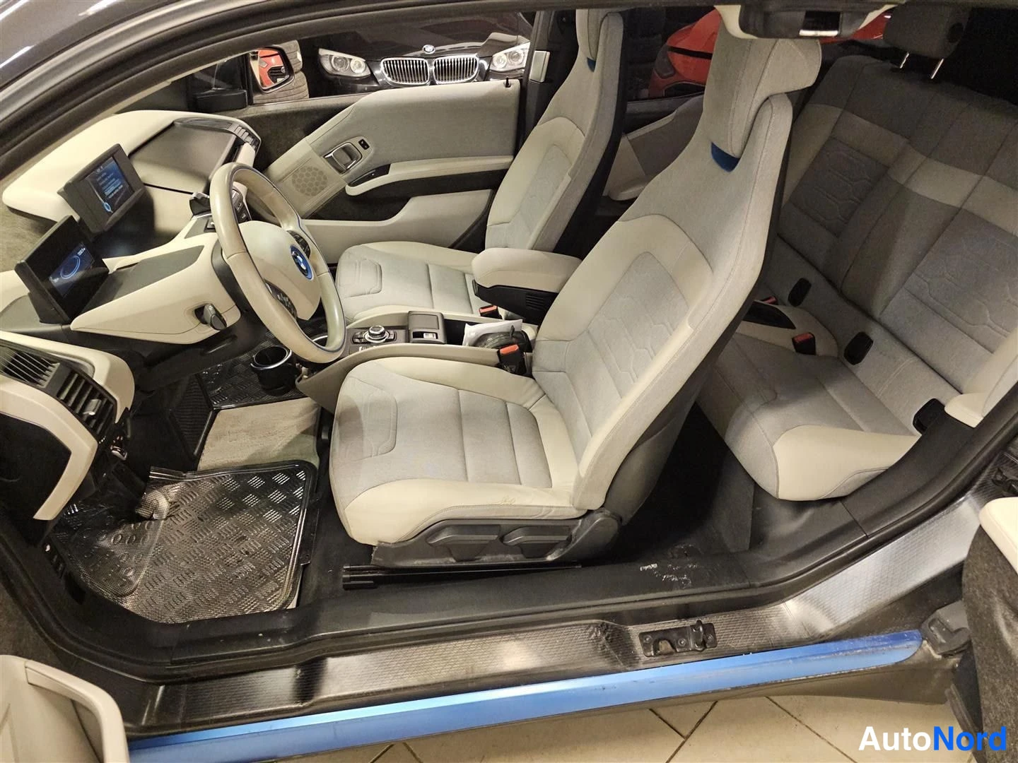 Harmaa BMW i3 2015, ohjaamo, kuva 8