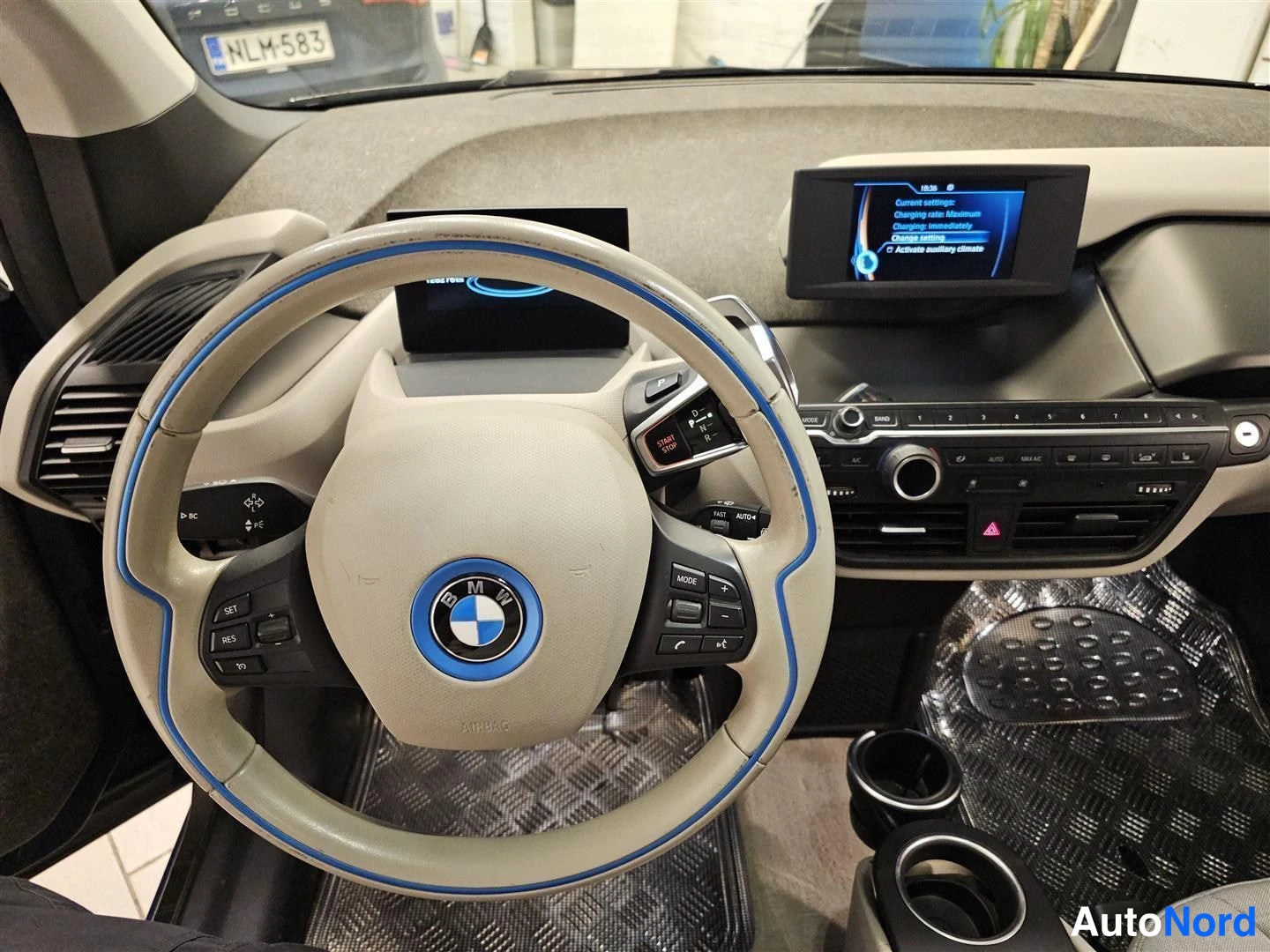 Harmaa BMW i3 2015, ohjaamo, kuva 9