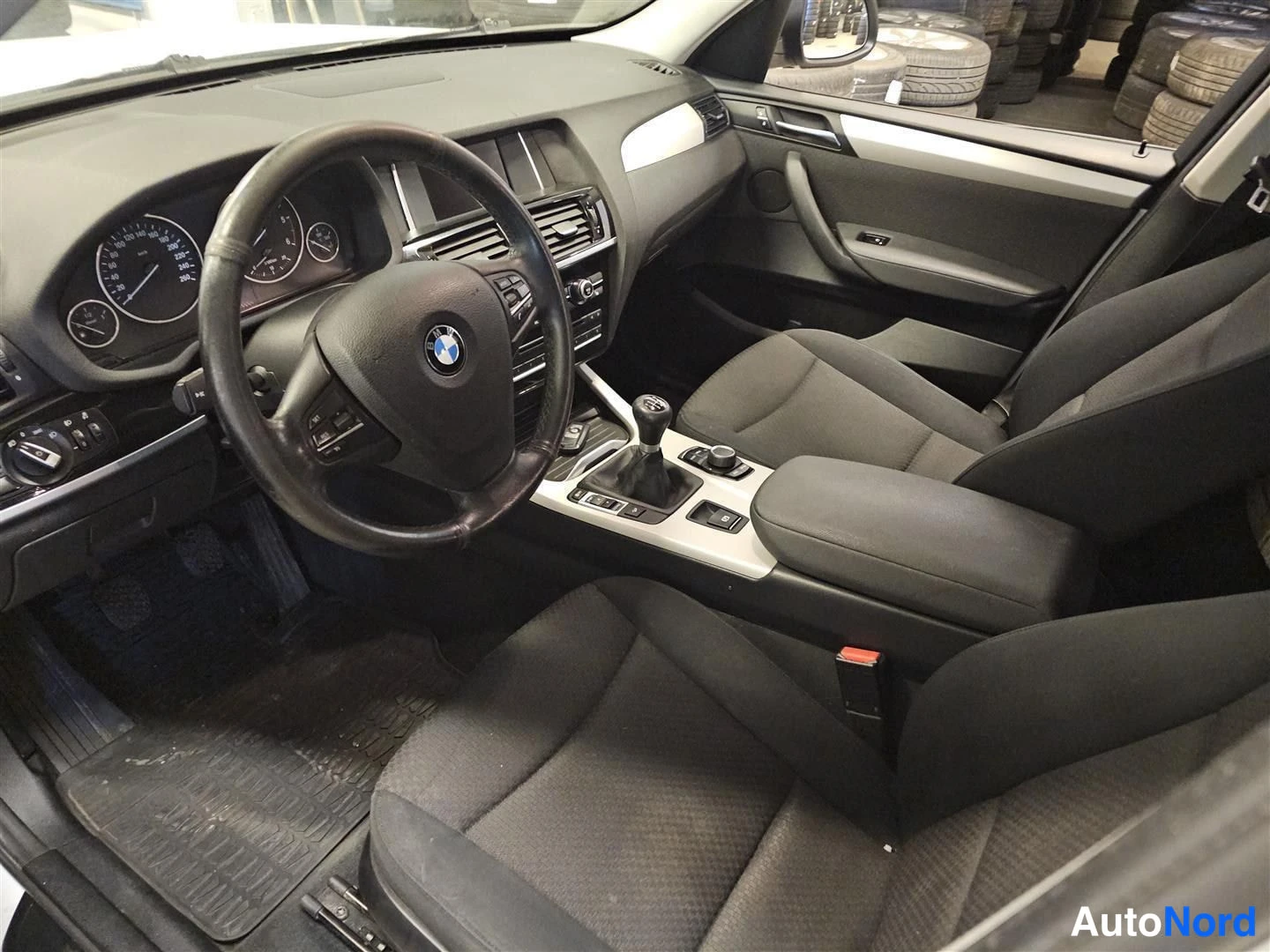 Valkoinen BMW X3 2015, ohjaamo, kuva 9