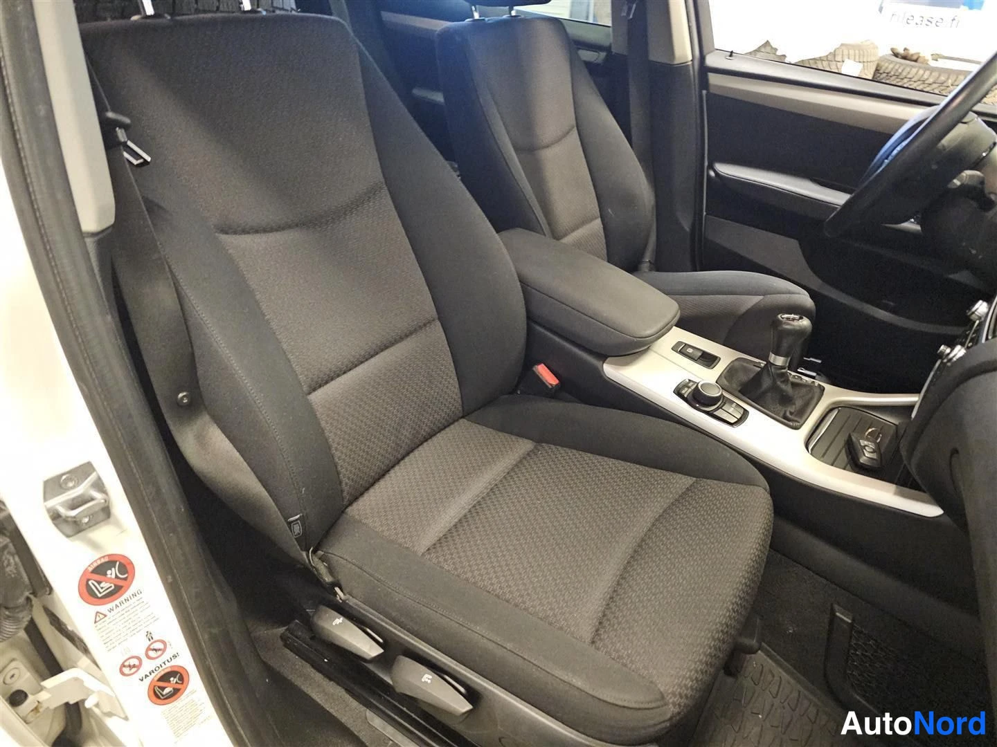 Valkoinen BMW X3 2015, etuistuimet, kuva 13