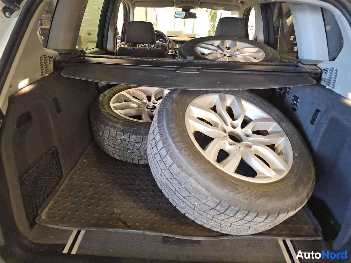 Valkoinen BMW X3 2015, tavaratila, kuva 14