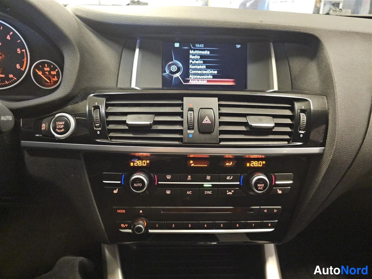 Valkoinen BMW X3 2015, ohjaamo, kuva 12