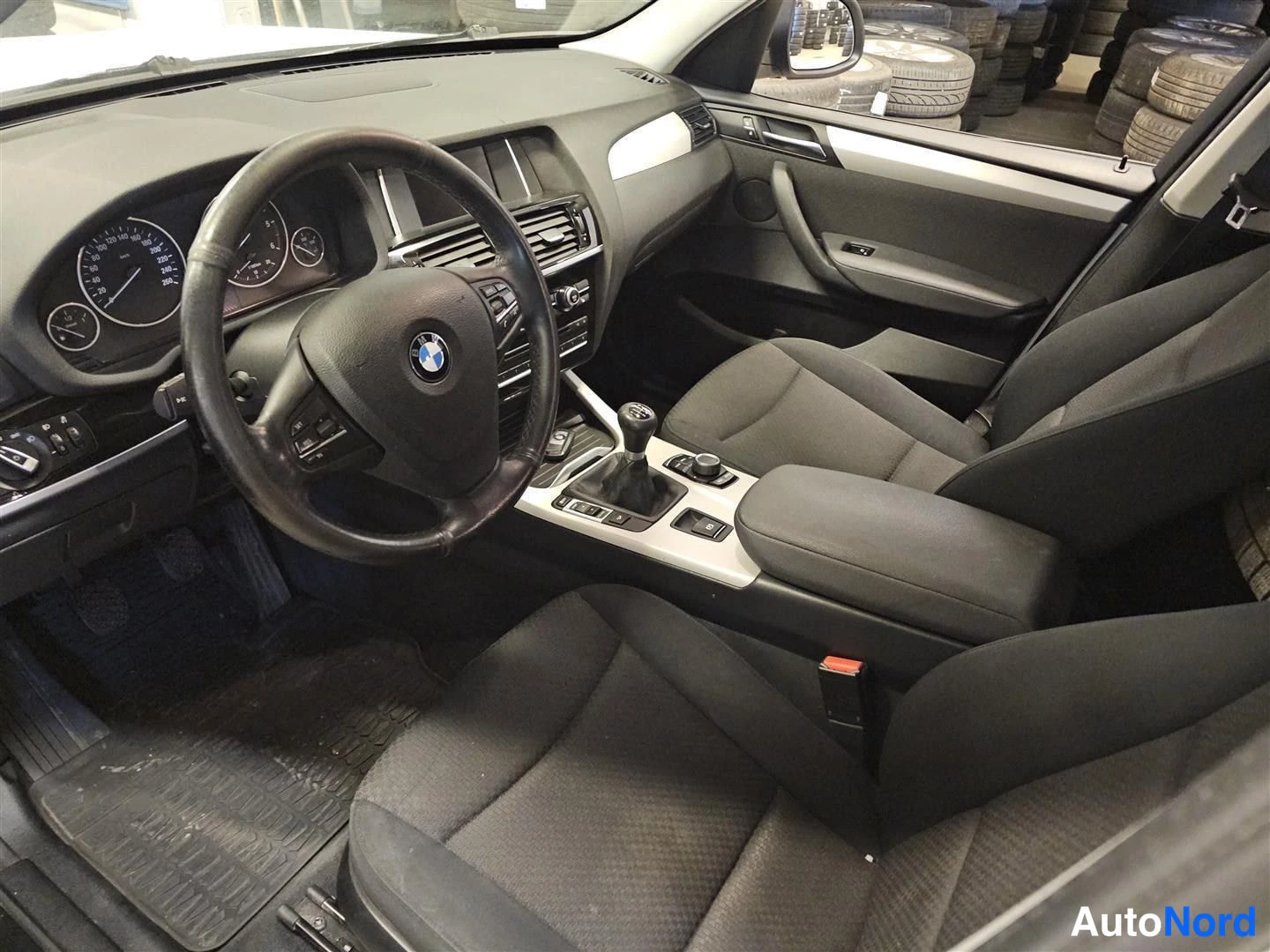 Valkoinen BMW X3 2015, ohjaamo, kuva 10