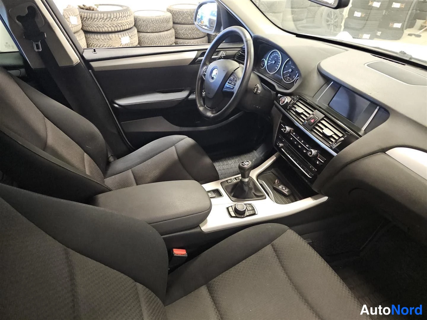 Valkoinen BMW X3 2015, ohjaamo, kuva 11