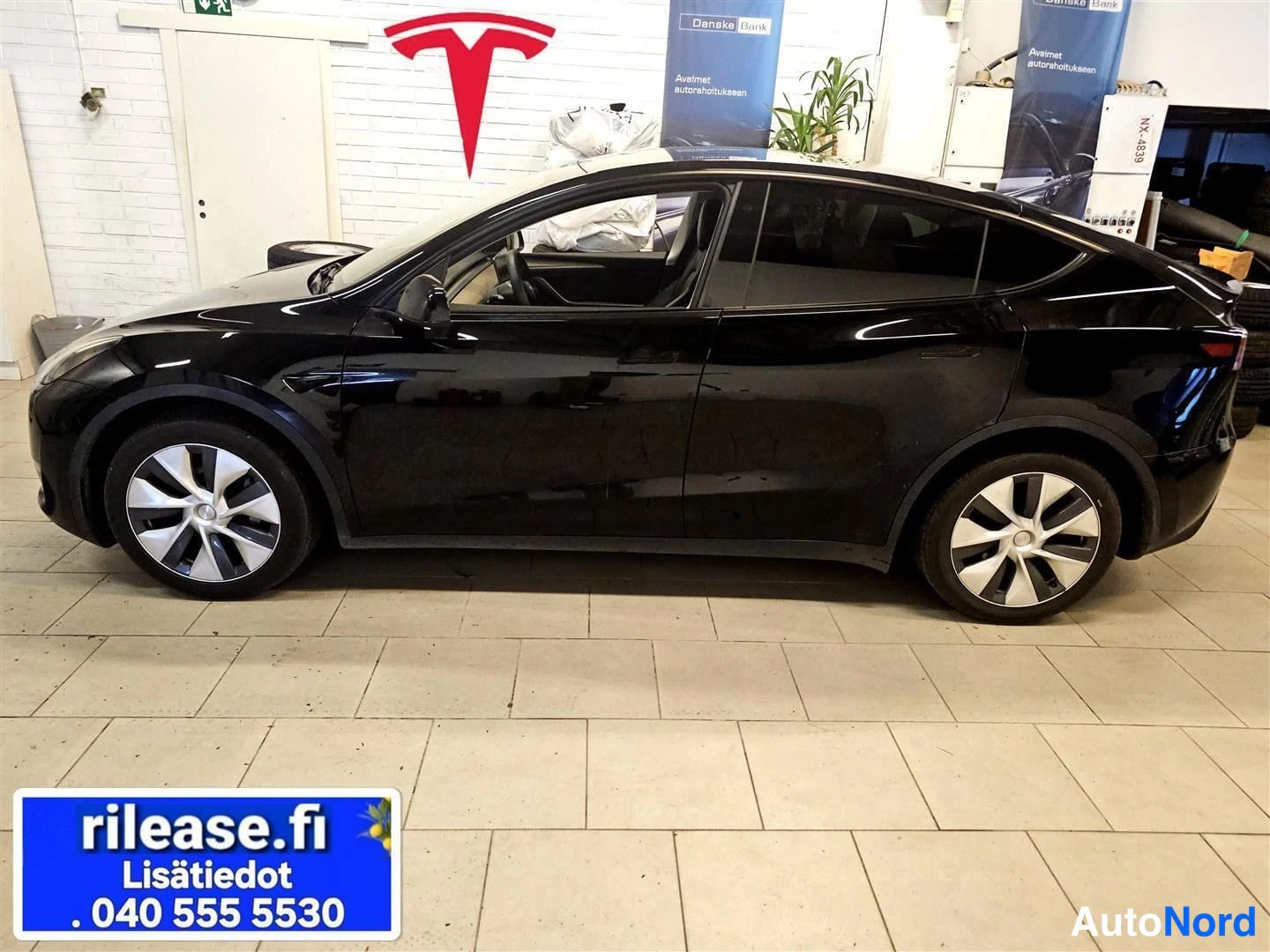 Musta Tesla Model Y 2023, sivulta, kuva 3