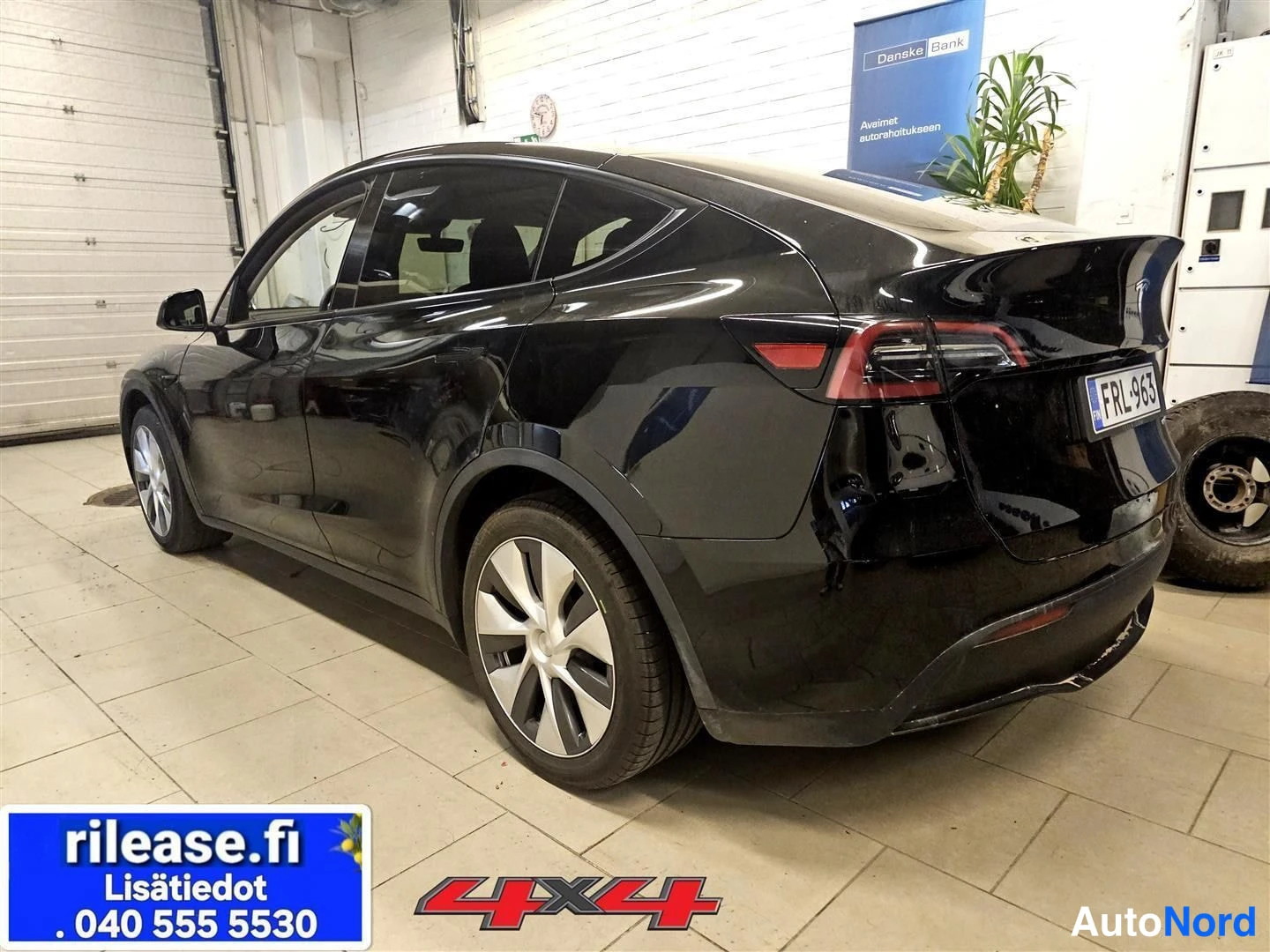 Musta Tesla Model Y 2023, takaviisto, kuva 4