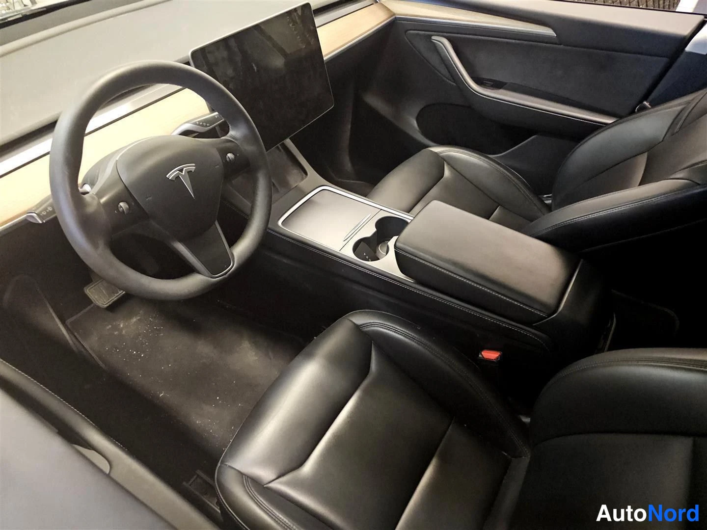 Musta Tesla Model Y 2023, ohjaamo, kuva 6