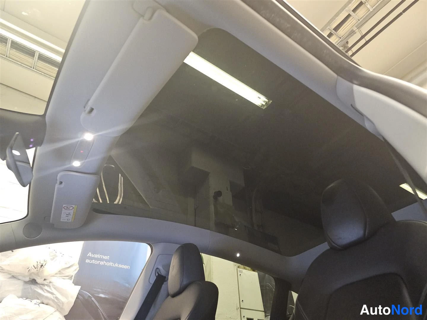Musta Tesla Model Y 2023, yksityiskohta, kuva 7