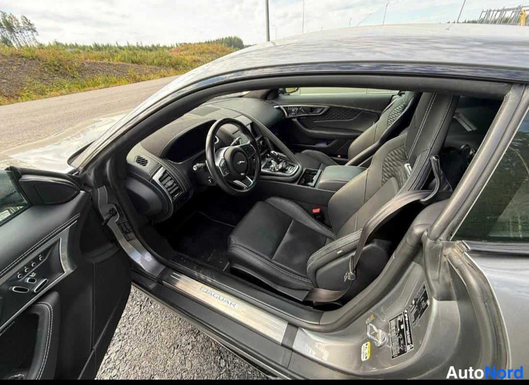 Harmaa Jaguar F-type 2023, ohjaamo, kuva 6