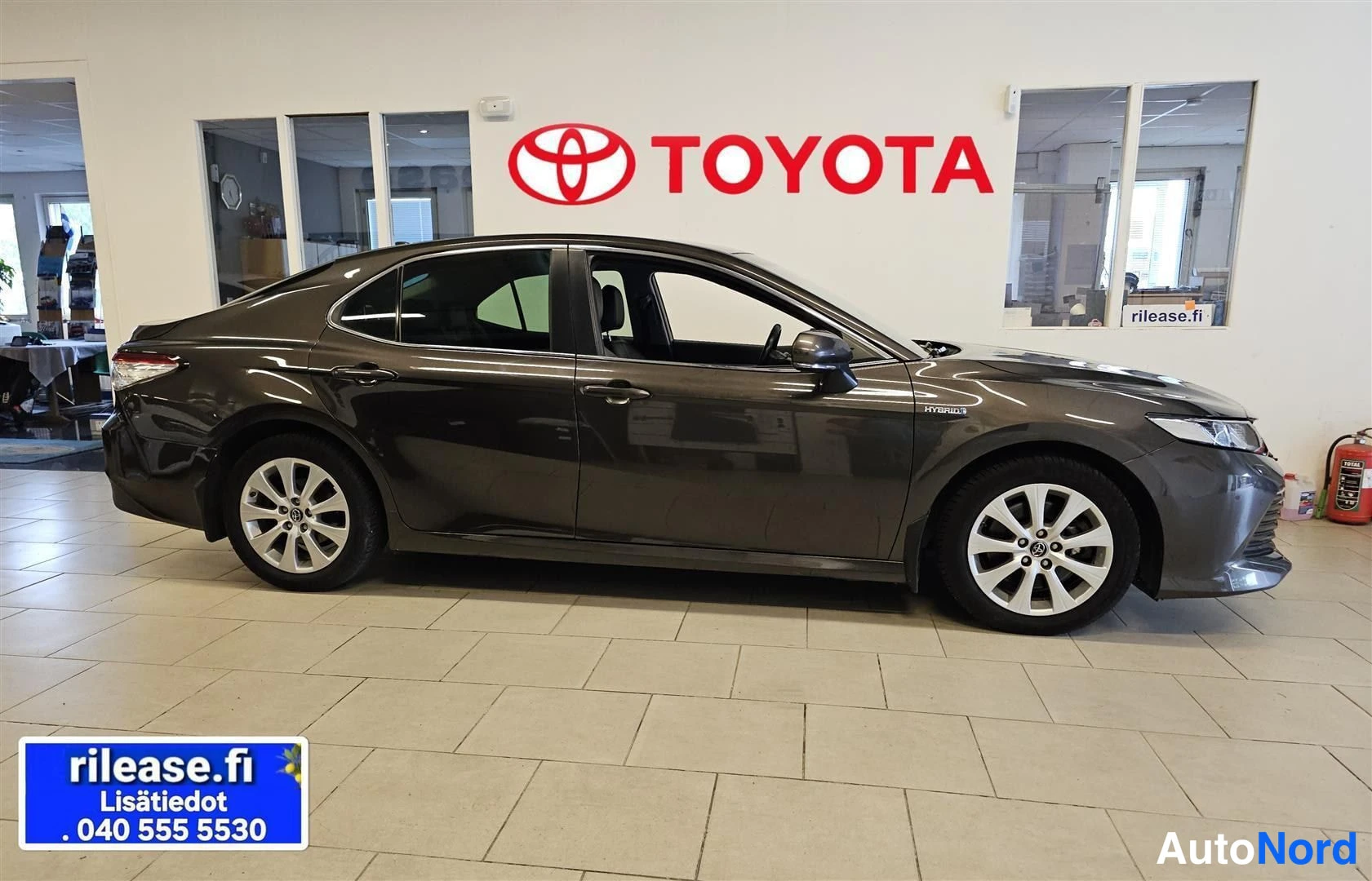 Ruskea Toyota Camry 2019, sivulta, kuva 3