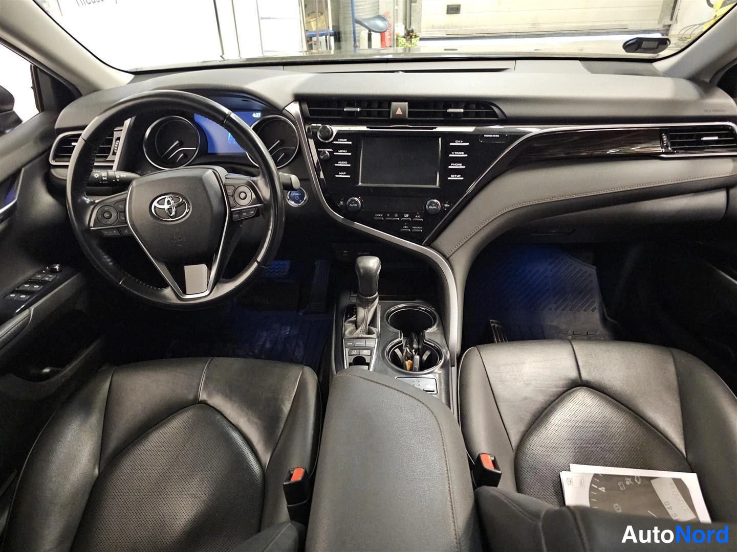 Ruskea Toyota Camry 2019, ohjaamo, kuva 9