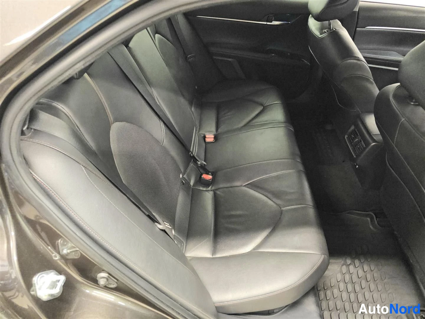 Ruskea Toyota Camry 2019, takaistuimet, kuva 13