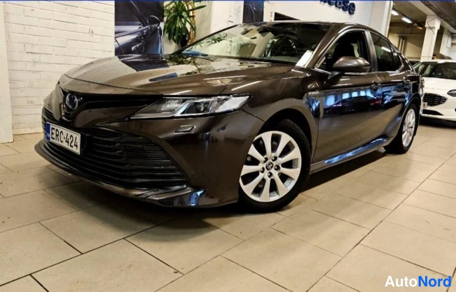 Ruskea Toyota Camry 2019, etuviisto, keula vasemmalle, kuva 2