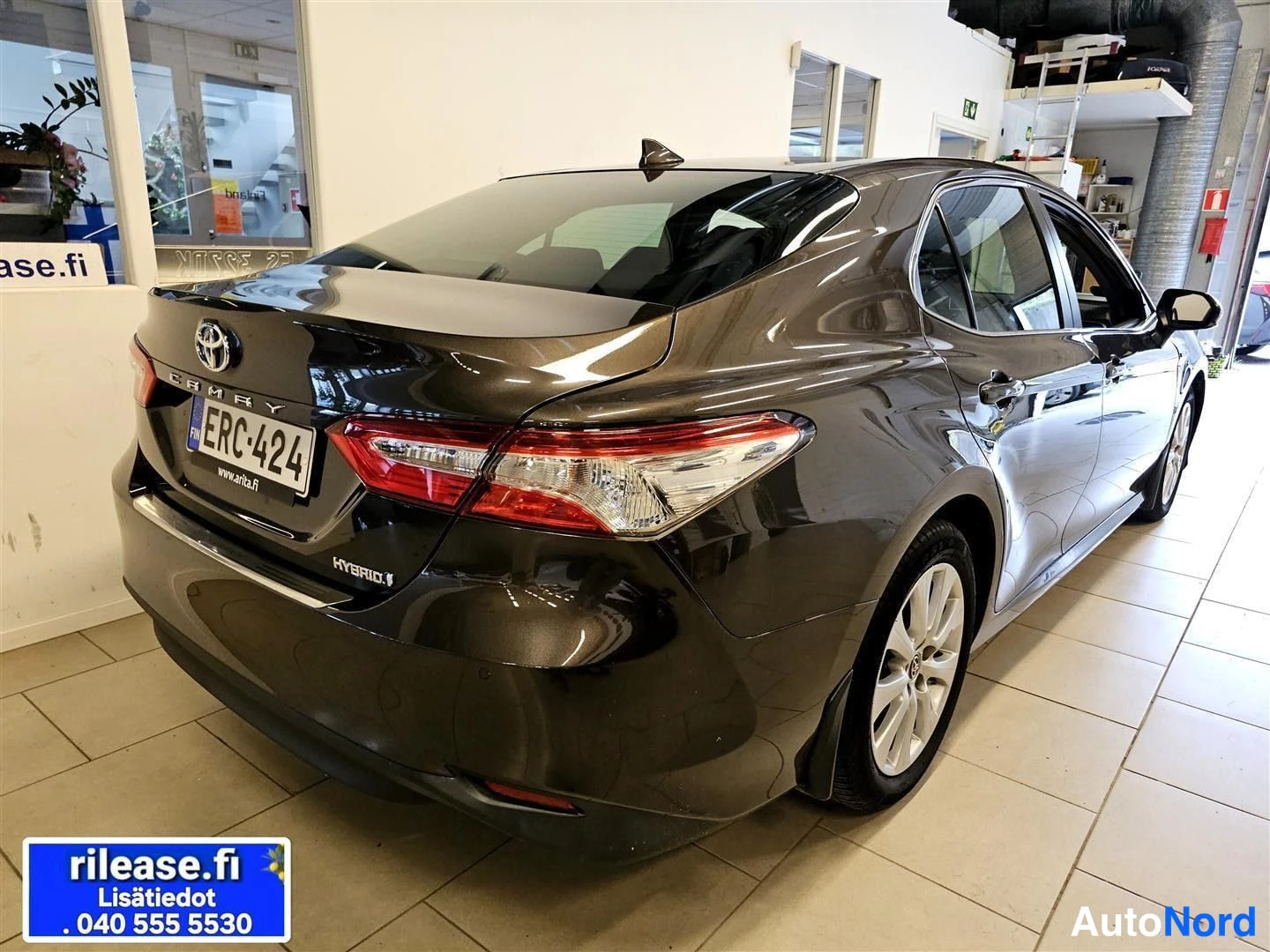Ruskea Toyota Camry 2019, takaviisto, kuva 6