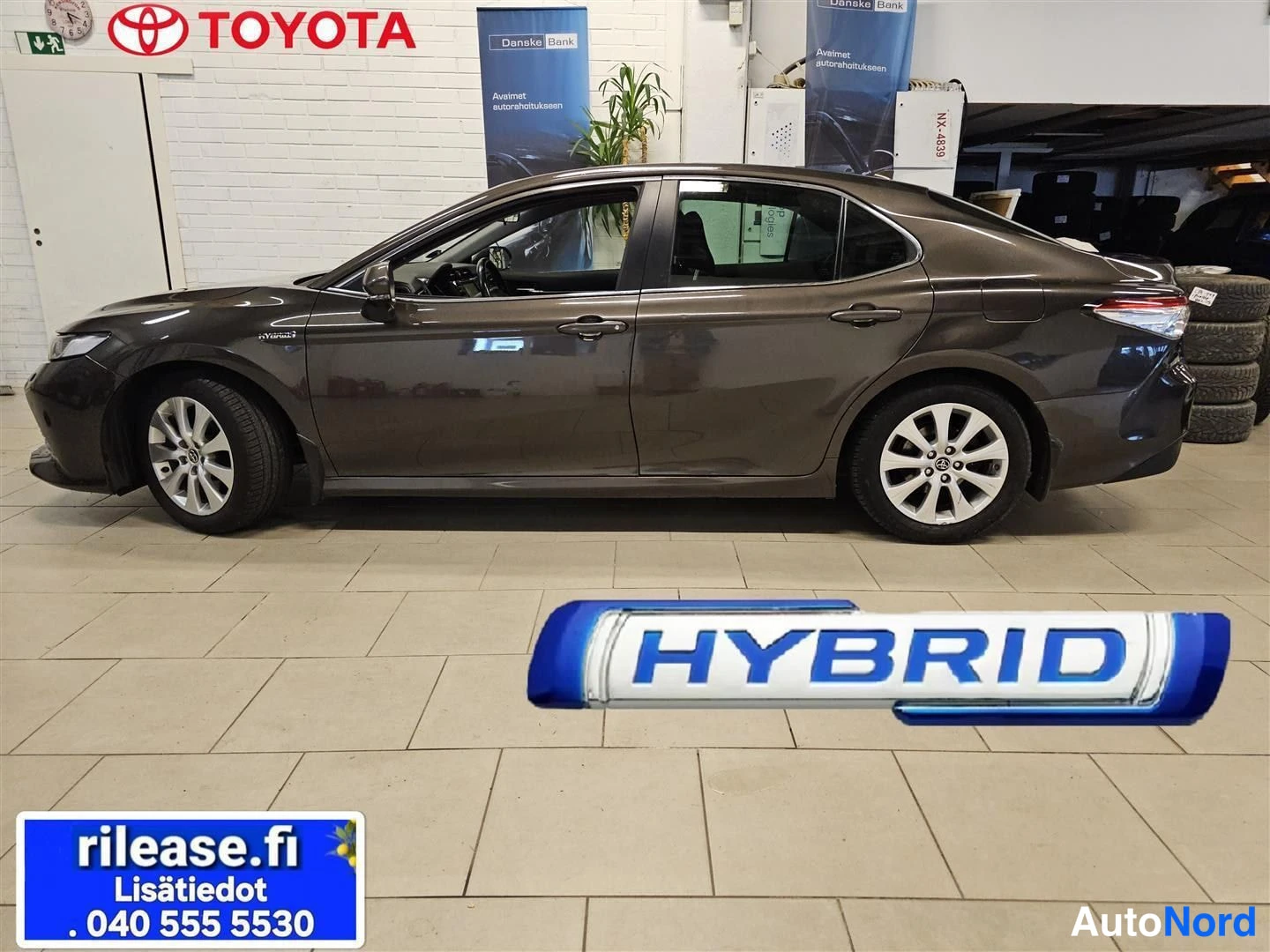 Ruskea Toyota Camry 2019, sivulta, kuva 4