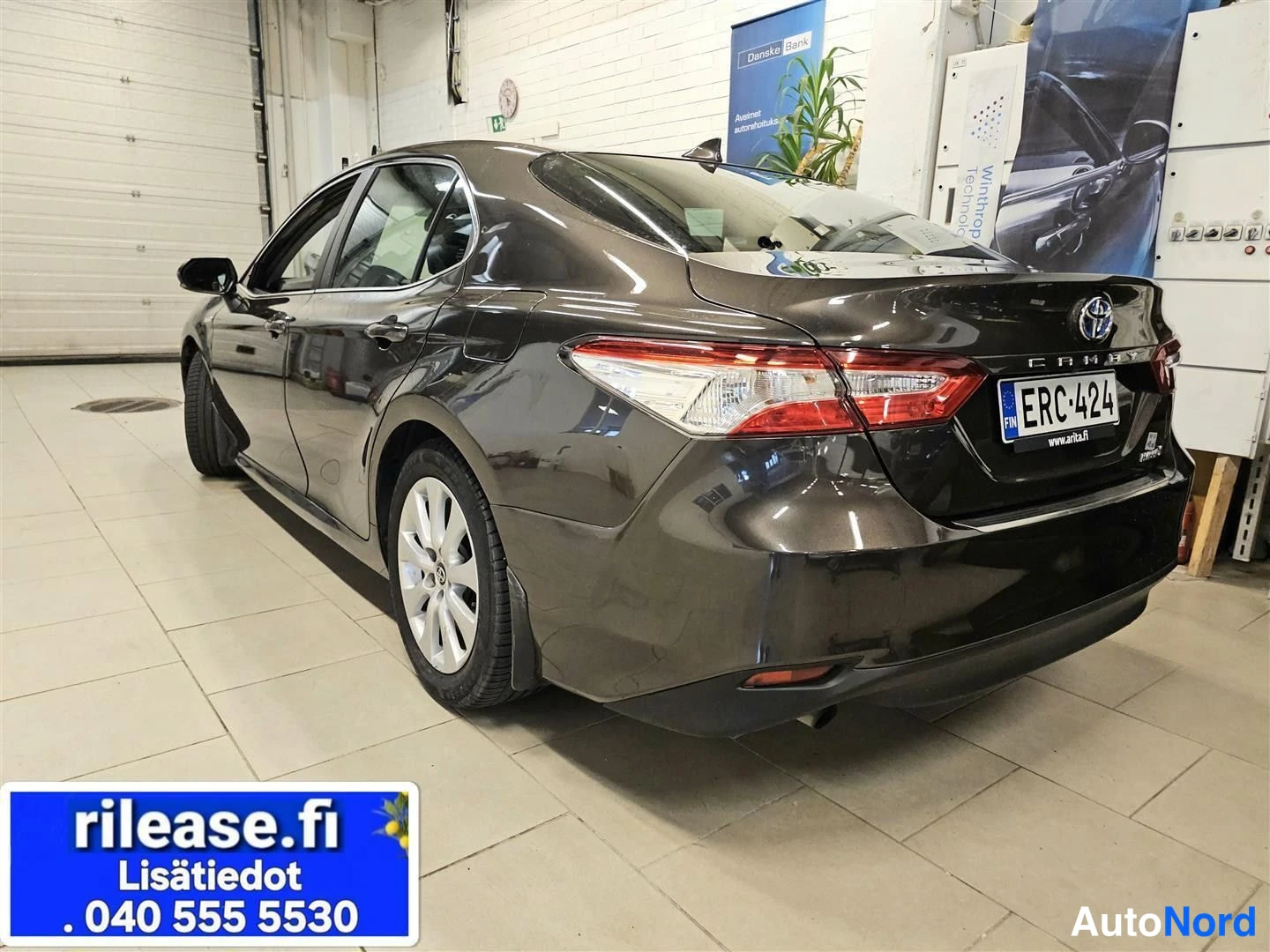 Ruskea Toyota Camry 2019, takaviisto, kuva 5