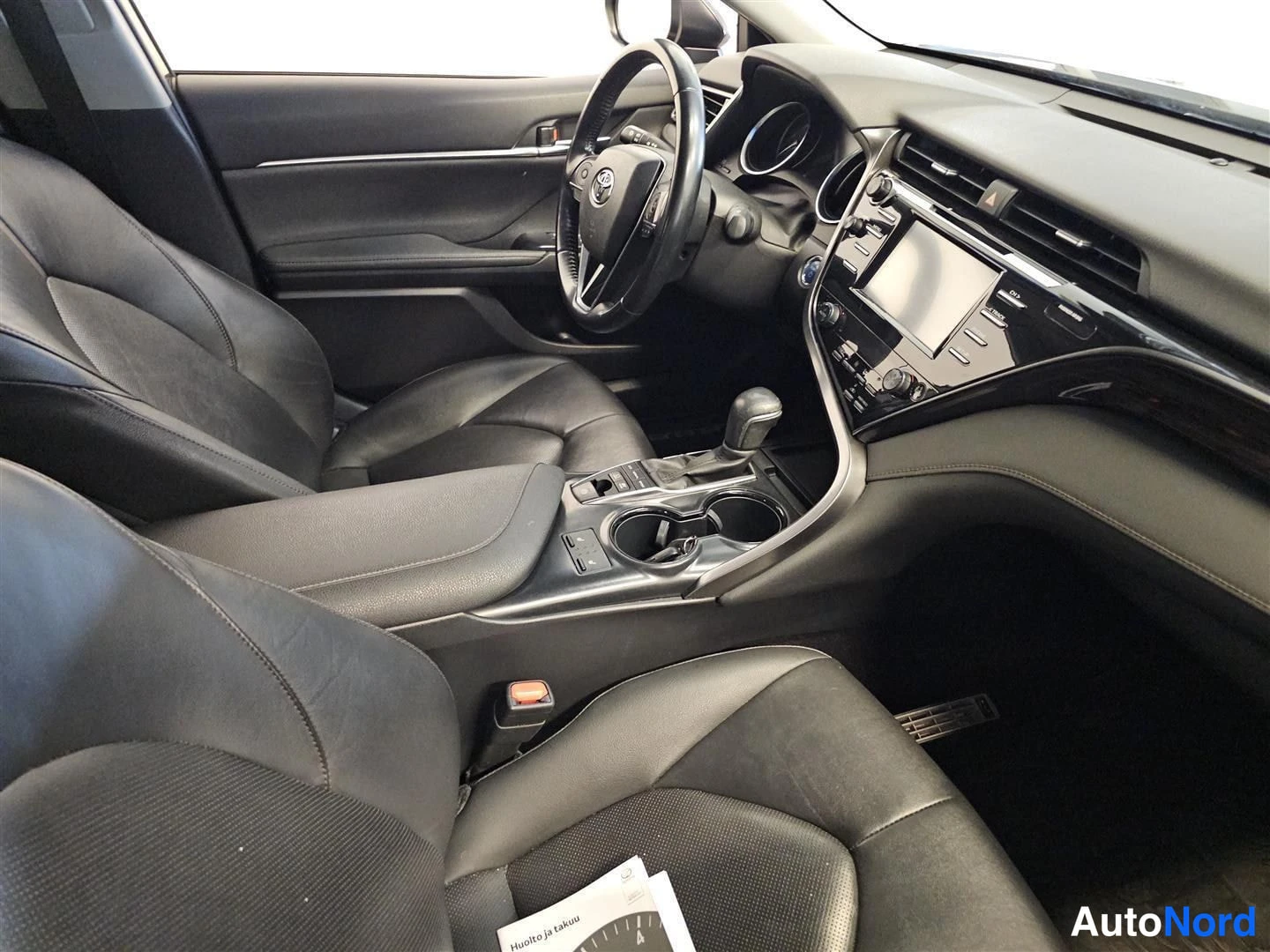 Ruskea Toyota Camry 2019, ohjaamo, kuva 7