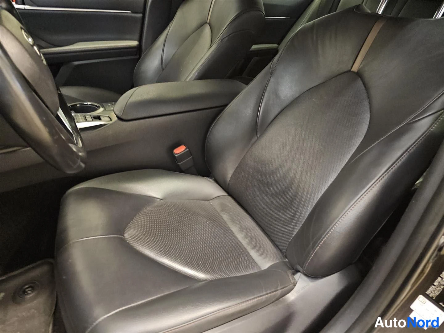Ruskea Toyota Camry 2019, etuistuimet, kuva 10
