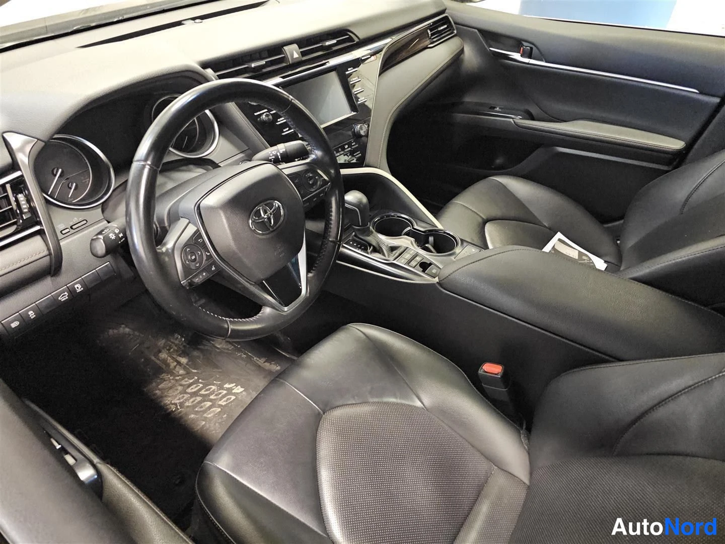 Ruskea Toyota Camry 2019, ohjaamo, kuva 8