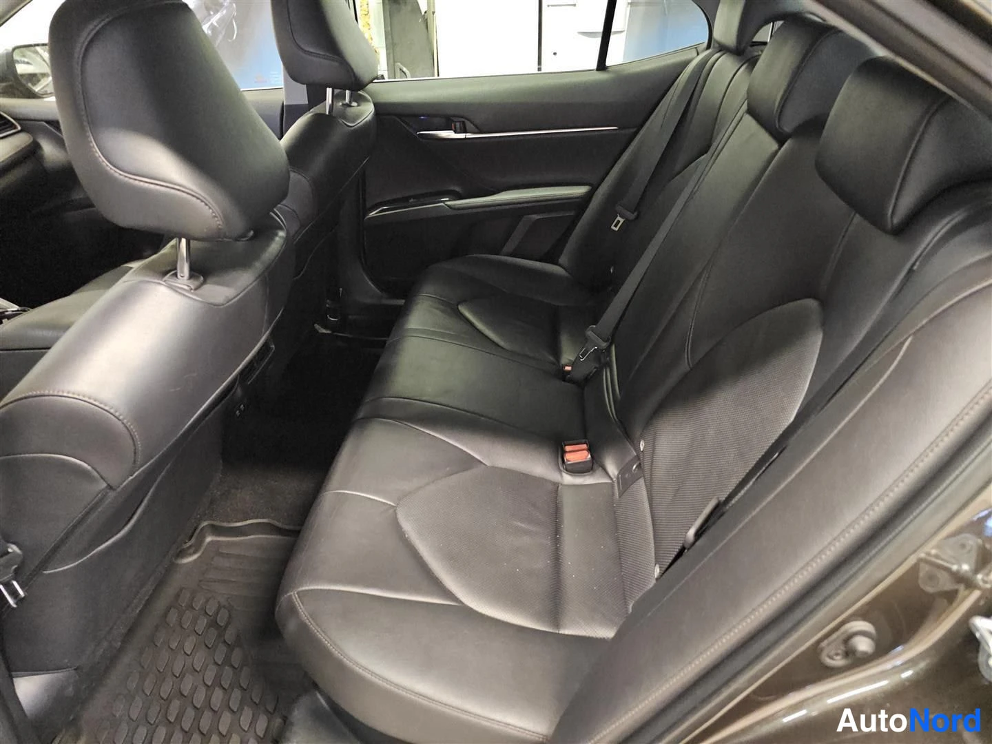 Ruskea Toyota Camry 2019, takaistuimet, kuva 12