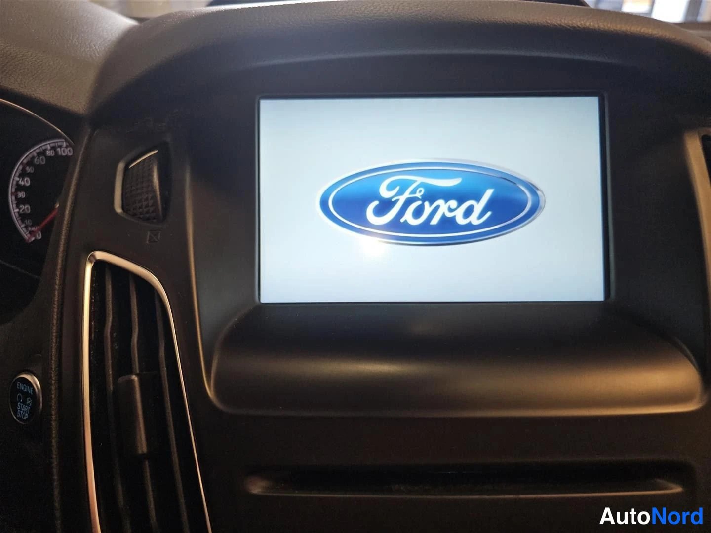 Musta Ford Focus 2016, ohjaamo, kuva 7