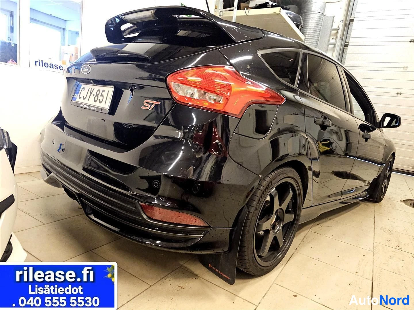 Musta Ford Focus 2016, takaviisto, kuva 5