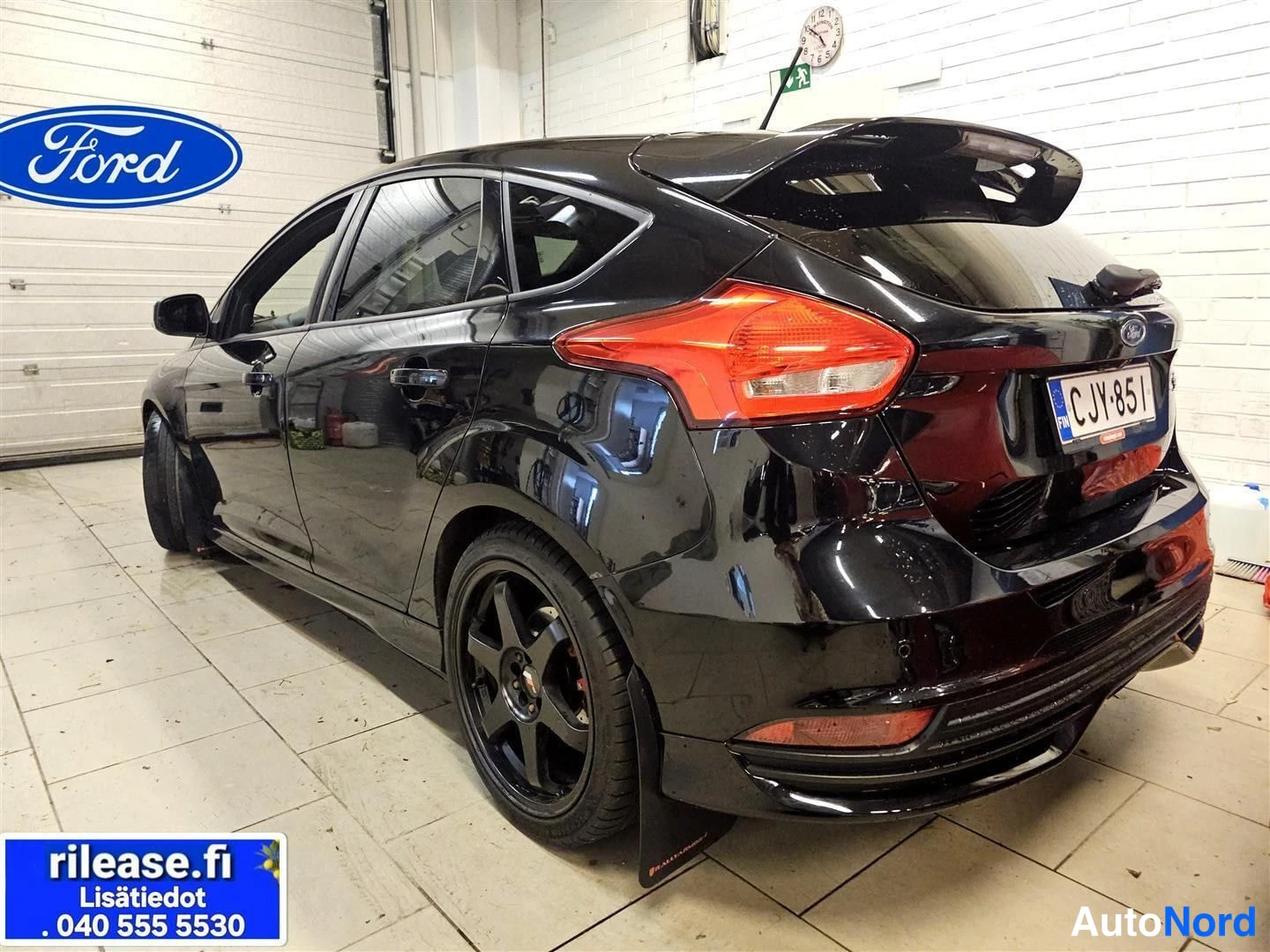 Musta Ford Focus 2016, takaviisto, kuva 6