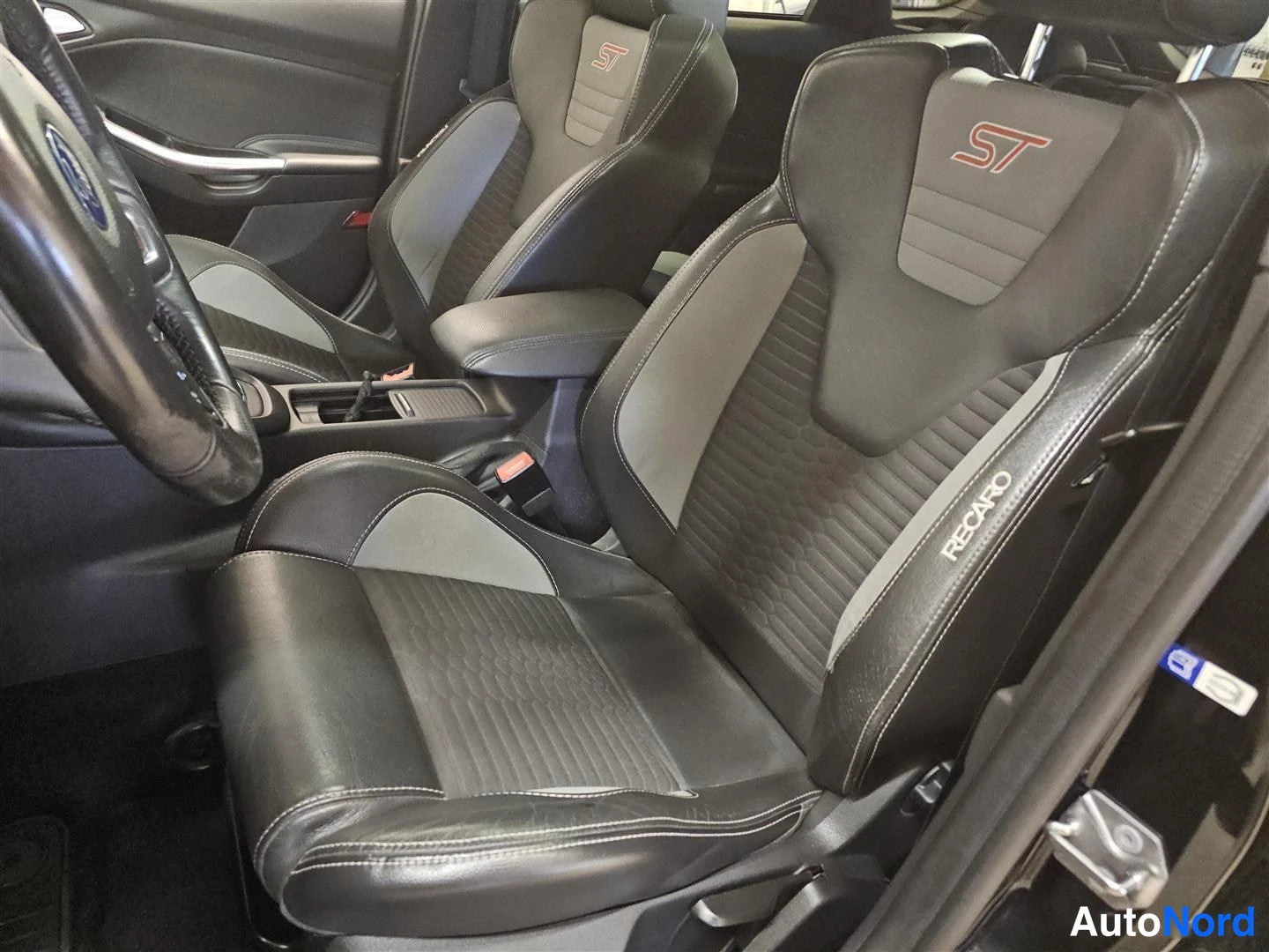 Musta Ford Focus 2016, etuistuimet, kuva 8
