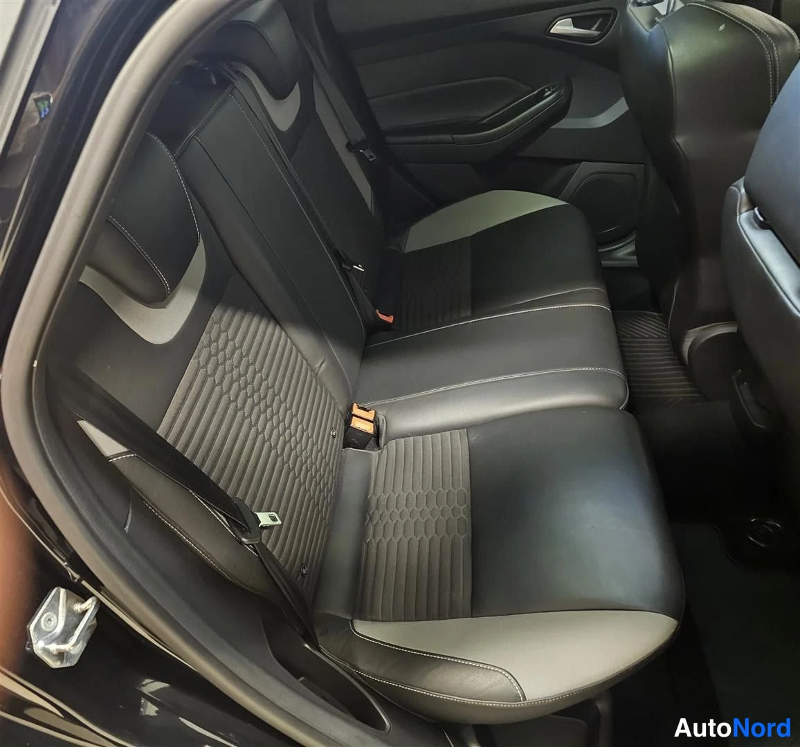 Musta Ford Focus 2016, takaistuimet, kuva 10