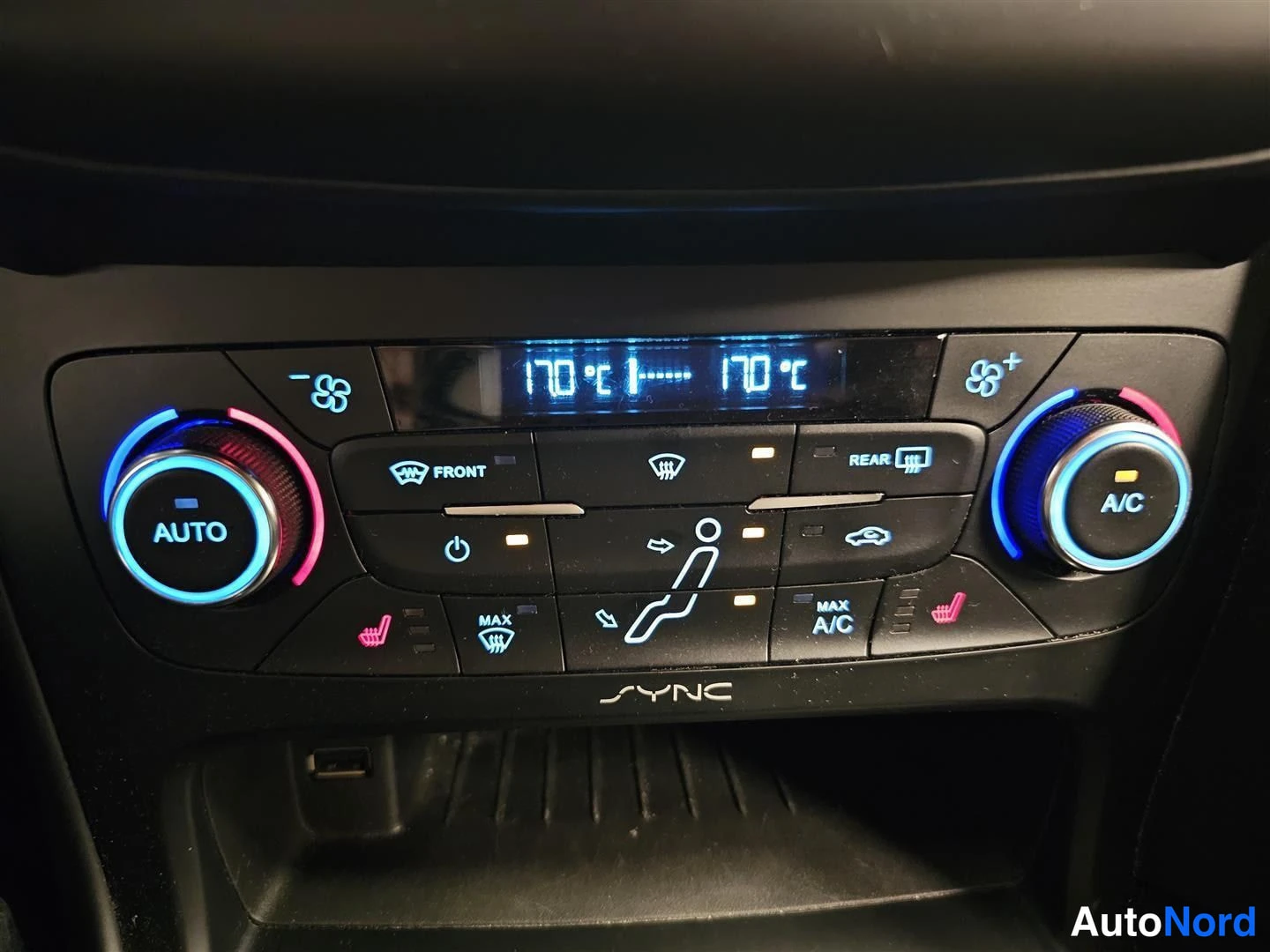 Musta Ford Focus 2016, yksityiskohta, kuva 11