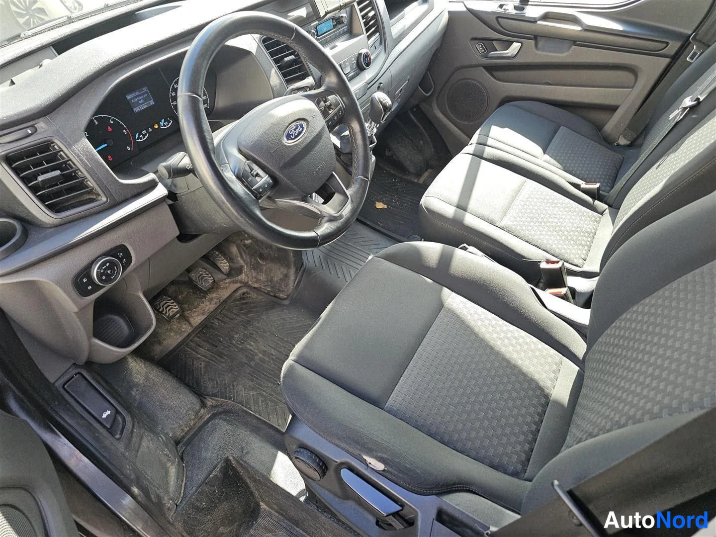 Harmaa Ford Transit Custom 2021, ohjaamo, kuva 7