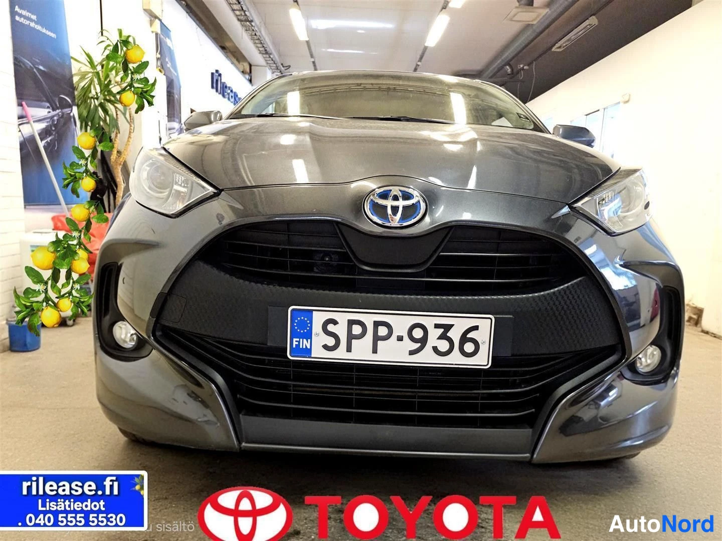 Harmaa Toyota Yaris 2023, edestä, kuva 5