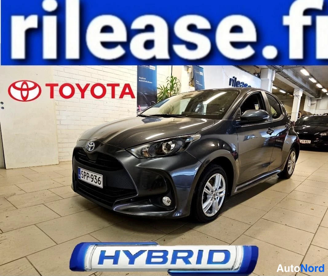Harmaa Toyota Yaris 2023, etuviisto, keula vasemmalle, kuva 2