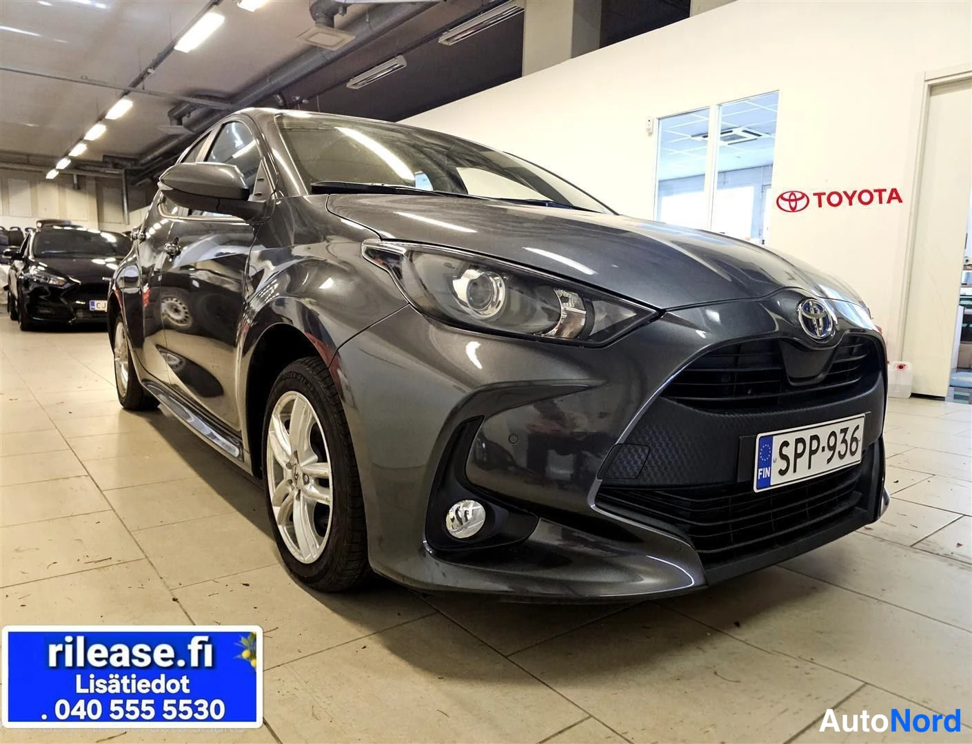 Harmaa Toyota Yaris 2023, etuviisto, keula oikealle, kuva 3