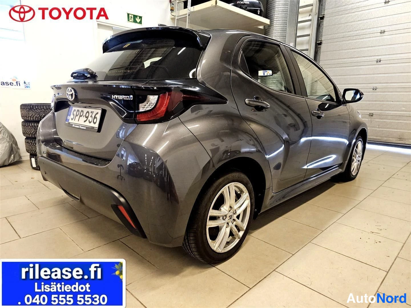 Harmaa Toyota Yaris 2023, takaviisto, kuva 7